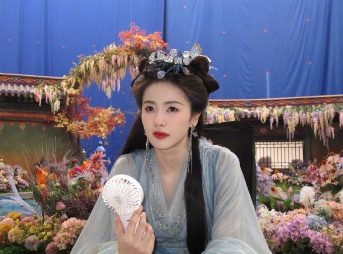 白鹿解锁我的第二个身份-拾晓鹿后援网